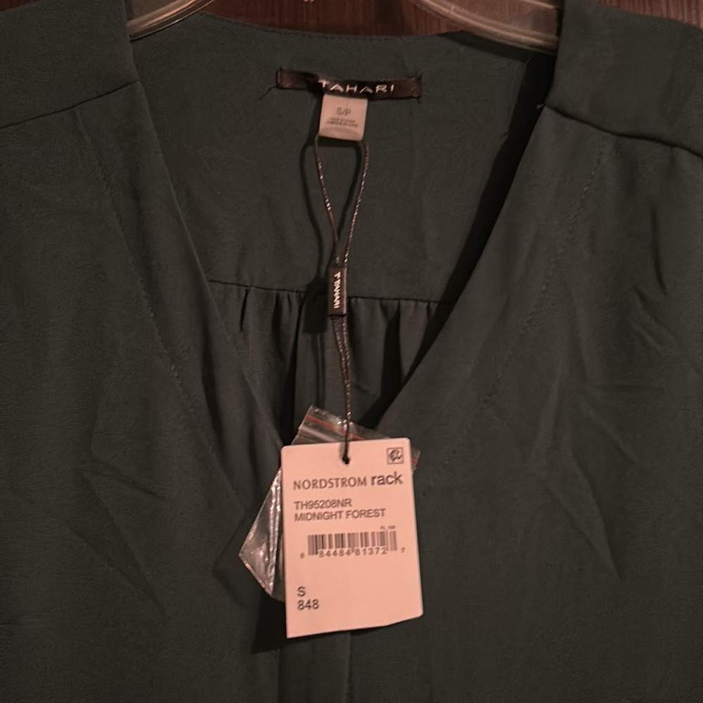 Tahari blouse - Picture 2 of 3